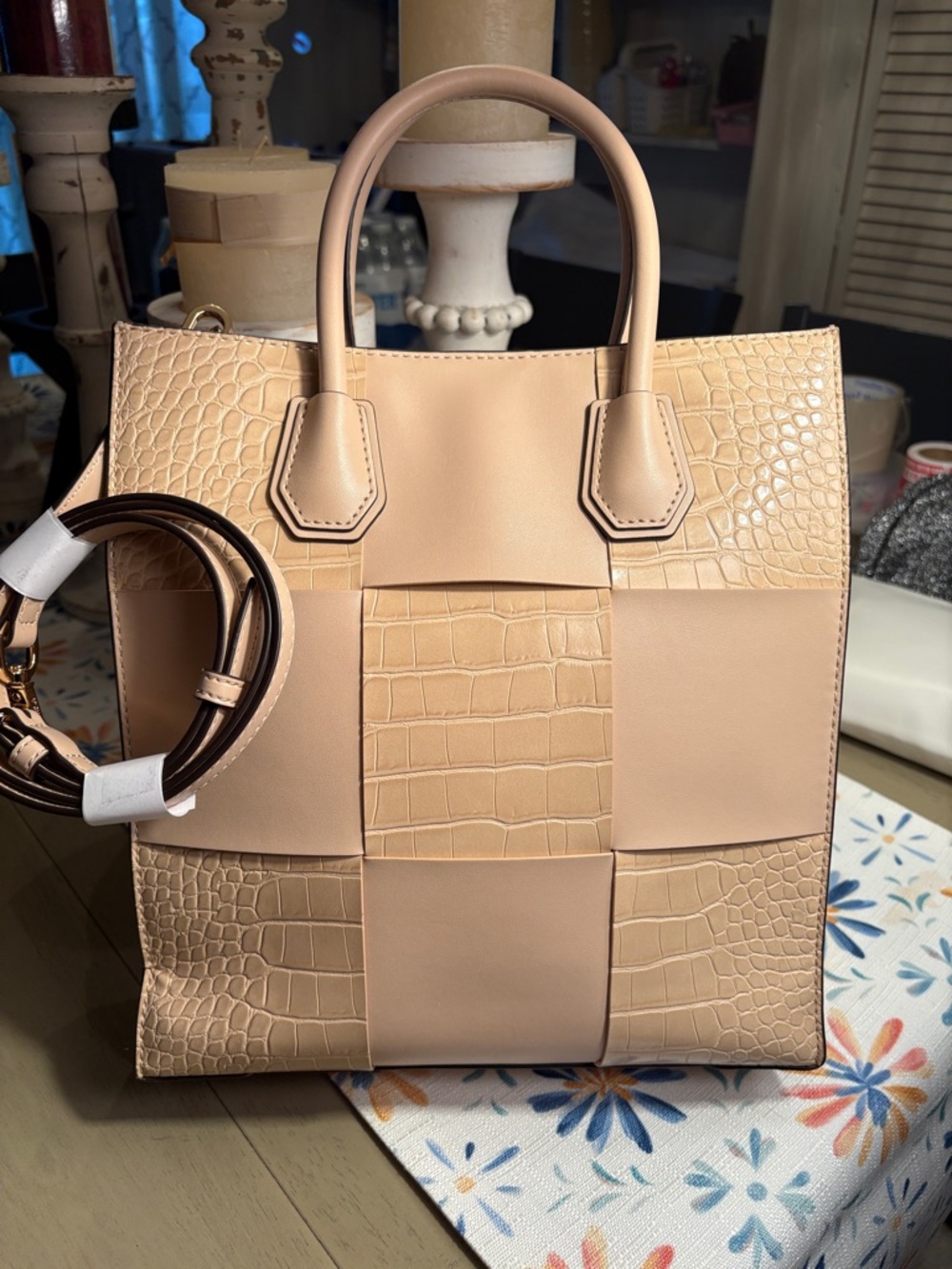 Michael Kors Blush Pink Leather Shoulder Bag with Gold Logo - Picture 4 of 6